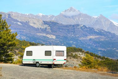 Bir dağın tepesinde bir bisiklet ile karavan Park 