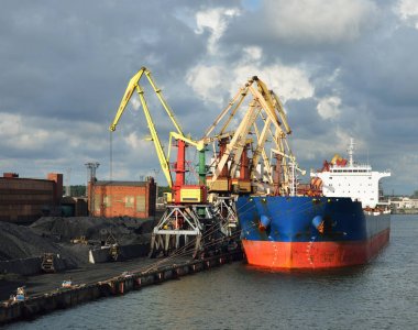 gemi kömür Ventspils limanda yükleme