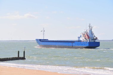 sahilin yanında yelken kargo gemisi 