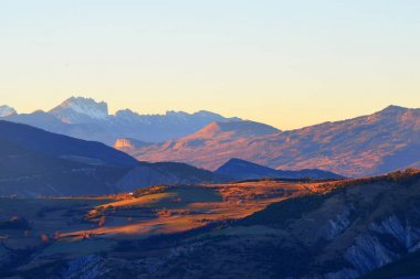 dağ köyü önünde Fransız Alps