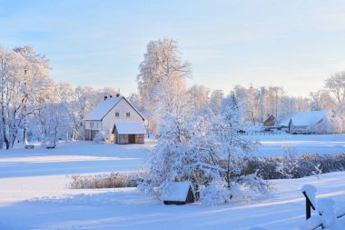 kırsal cottages bir karlı kış günde