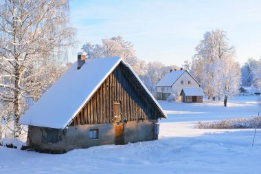 kırsal cottages bir karlı kış günde