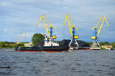 Bir bağlantı noktası bağlantı noktası Vinçler karşı yelken bir römorkör