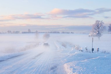Sis kış günbatımı sırasında irtifa karayolu üzerinde