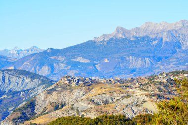 küçük bir köy yakınındaki Lac de Serre-Poncon Fransız Alpleri'nde 