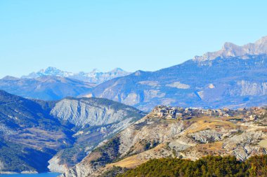 küçük bir köy yakınındaki Lac de Serre-Poncon Fransız Alpleri'nde 