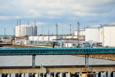 Petrol depolama tankları Ventspils terminalinde 