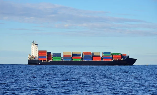 Nave container che naviga in acqua vicino al porto — Foto Stock
