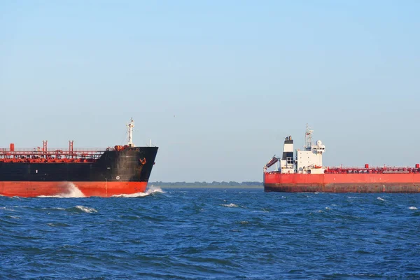 Navios de carga navegando em mar azul — Fotografia de Stock