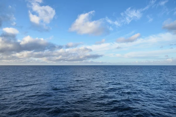 Baltık Denizi güzel günbatımı bulutlar ile