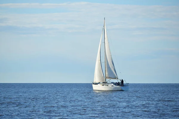 Yacht sailing in calm water — Stock Photo, Image