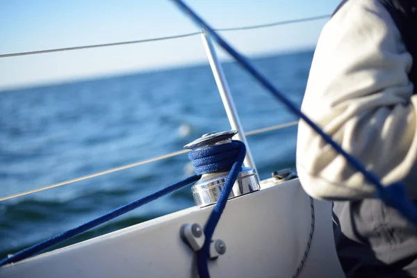 Un uomo seduto accanto a un argano a vela su una barca a vela — Foto Stock