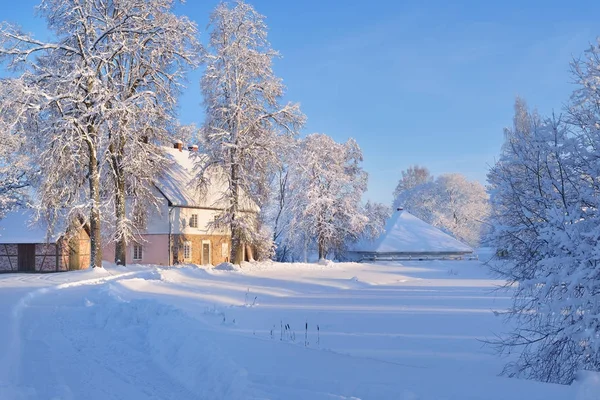 Paesaggio invernale con cottage rurali — Foto Stock