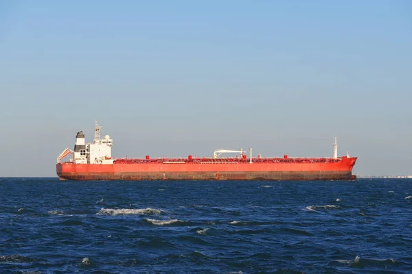 Грузовой танкер, плывущий в море — стоковое фото