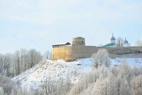 Antica fortezza di Izborsk circondata da una foresta innevata — Foto Stock