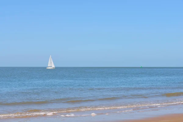 Båten seglar i blått hav — Stockfoto