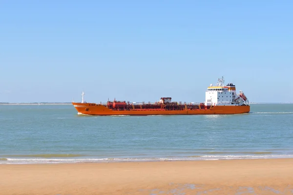 Грузовой танкер, плывущий рядом с побережьем — стоковое фото