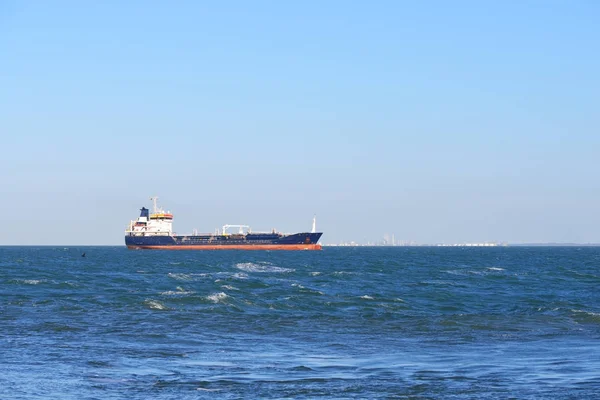 Vrachtschip dat in zee vaart — Stockfoto