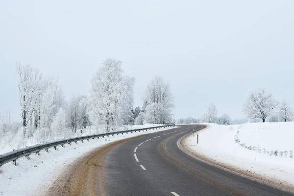 S-form lantlig väg genom ett vinterlandskap — Stockfoto