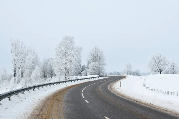 Route rurale en forme de S à travers un pays des merveilles hivernal — Photo