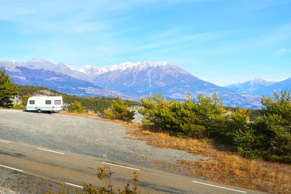 Caravane avec un vélo stationné au sommet d'une montagne près de la route — Photo