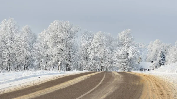 Obszarów wiejskich zima autostrady na słoneczny dzień — Zdjęcie stockowe