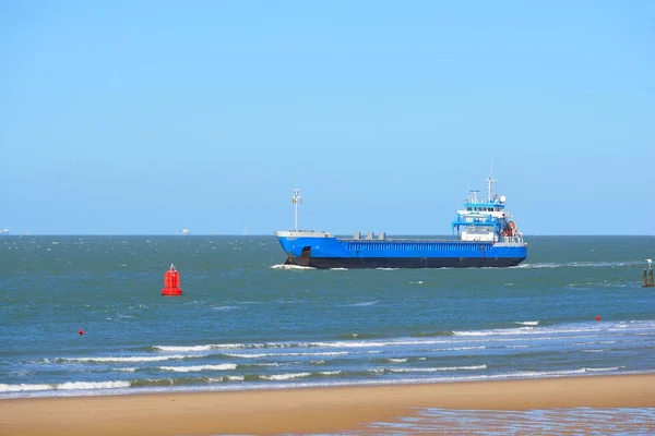 Nákladní loď plující do přístavu Antverpy — Stock fotografie
