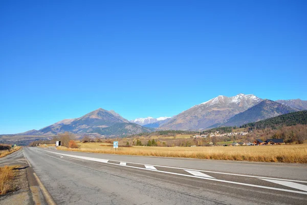 Un camino de asfalto en Francia Alpes — Foto de Stock