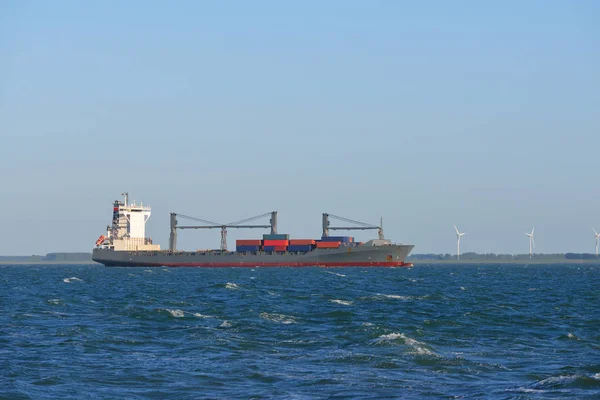 Buques portacontenedores que navegan desde el puerto —  Fotos de Stock