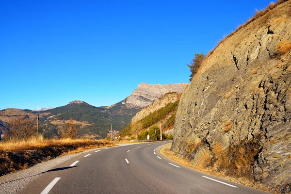 Camino de montaña en los Alpes franceses — Foto de Stock