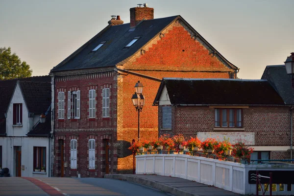 Rustiek huis en een brug in een Frans dorp — Stockfoto