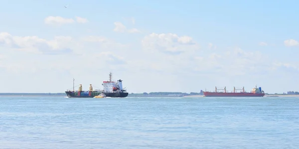 Twee vrachtschepen zeilen in zee — Stockfoto