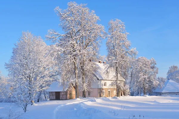Winterlandschaft mit ländlichen Hütten — Stockfoto