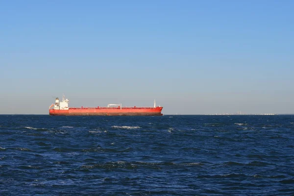 Buque cisterna de carga navegando en el mar — Foto de Stock