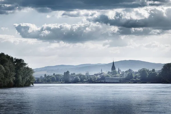 Widok Miasta Strusia Rzeki Niemieckie Miasto Niebieska Mgła Deszczu — Zdjęcie stockowe