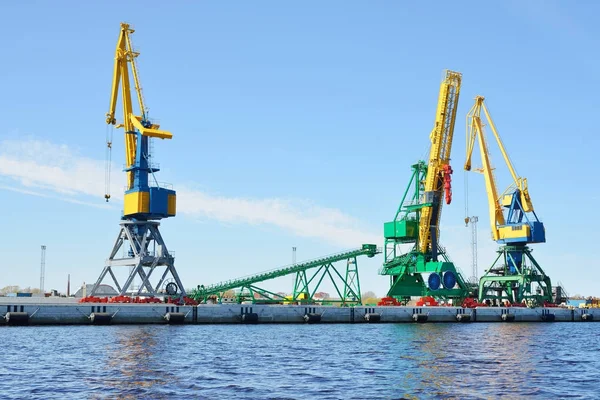 Cranes over the surface of water in the port of Riga — Stock Photo, Image