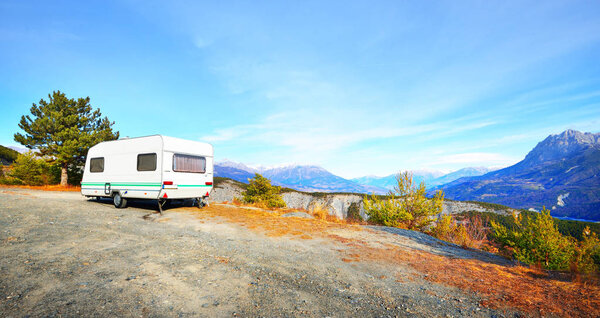 Караван с велосипедом, припаркованным на вершине горы возле озера
