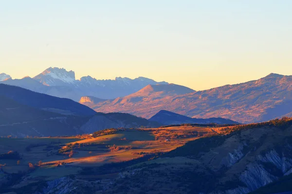 Bergdorp voor Franse Alpen — Stockfoto