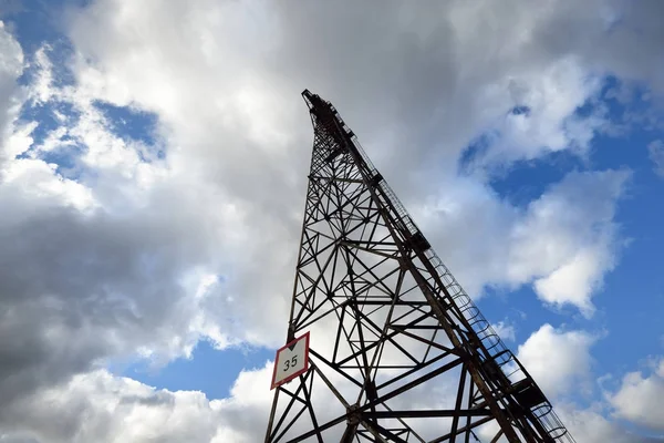 Sostegno della linea elettrica abbandonata contro il cielo — Foto Stock