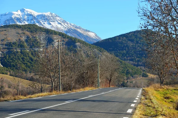 Camino recto de montaña en los Alpes franceses — Foto de Stock