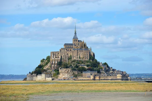 Widok Mont Saint Michel Francja Zielone Pola Morze — Zdjęcie stockowe