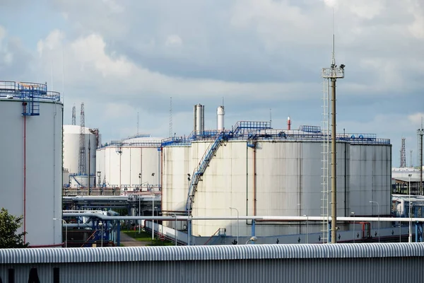 Olej zásobní nádrže na terminálu Ventspils — Stock fotografie