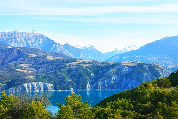 Вид на озеро Лак-де-Серр-Понкон с горного леса — стоковое фото