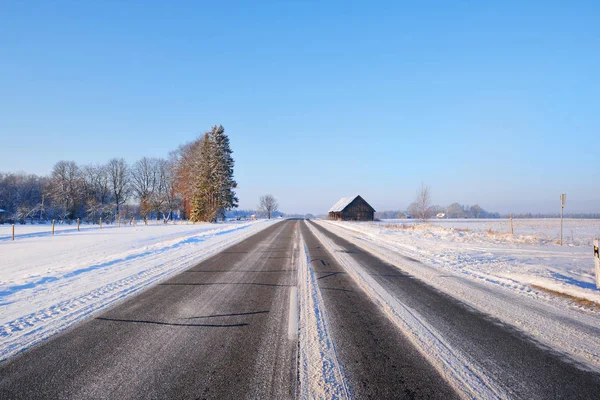 Χειμώνα στον αυτοκινητόδρομο με δέντρα και ένα αγροτικό εξοχικό σπίτι — Φωτογραφία Αρχείου