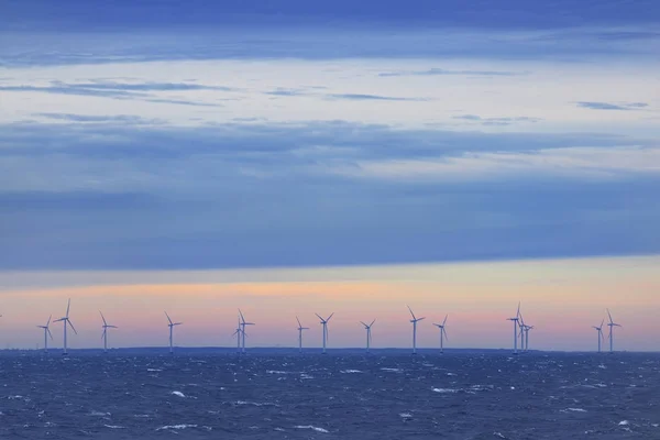 Seascape z turbin wiatrowych offshore na zachód słońca na morzu — Zdjęcie stockowe