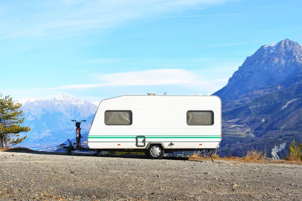 Caravan with a bike parked on a mountaintop — Stock Photo, Image
