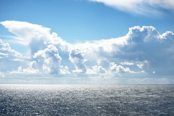 与蓝蓝的天空和美丽的云彩很远处一艘轮船剪影的波罗地海的海景 — 图库照片