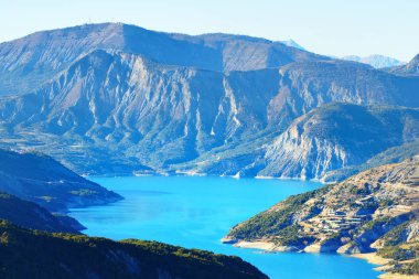 Göl Lac de serre-poncon Fransız Alpleri'nde