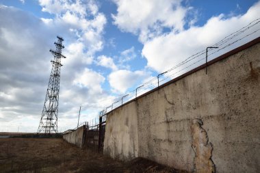 Gates ve dikenli tel ile beton çit 