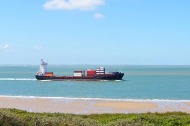 Kargo konteyner gemisi denize yelken